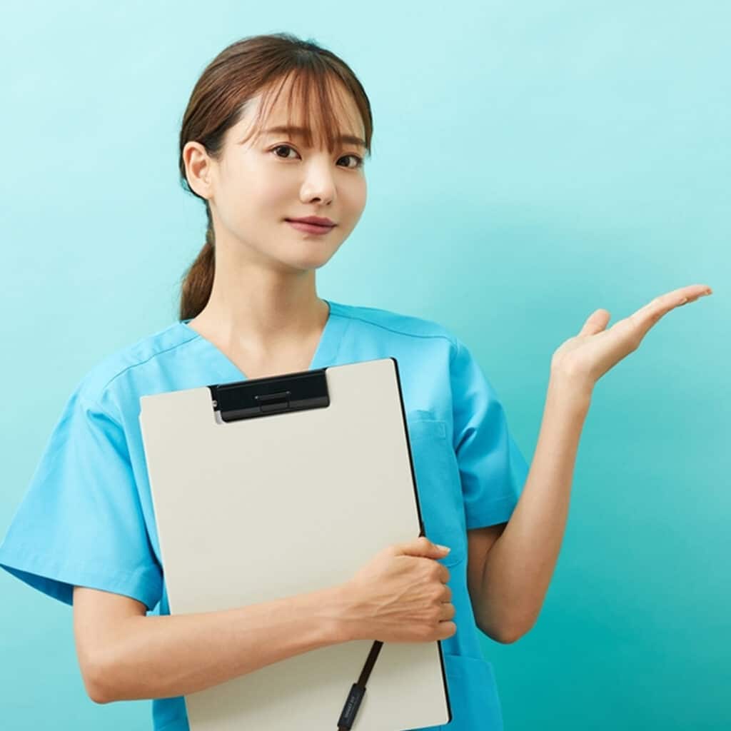 鼻骨骨切りのダウンタイムを説明する看護師