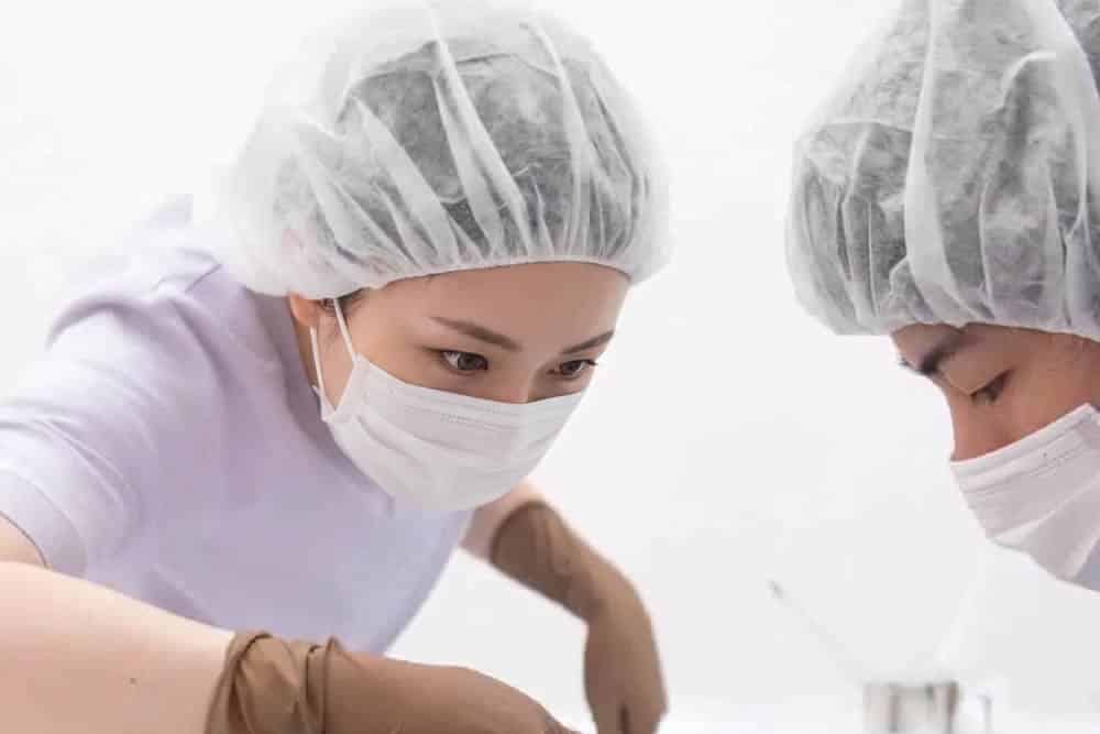手術についている看護師