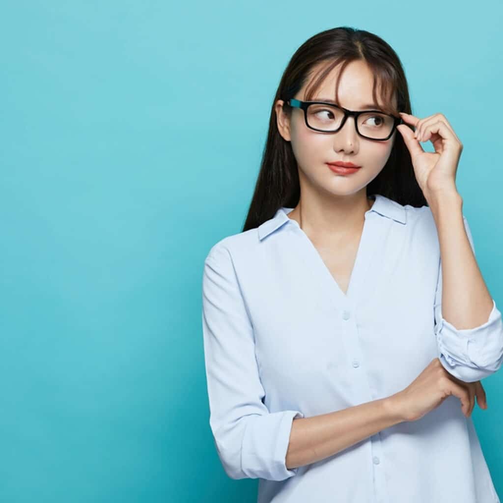大阪で目尻靭帯移動術の特徴を解説している看護師