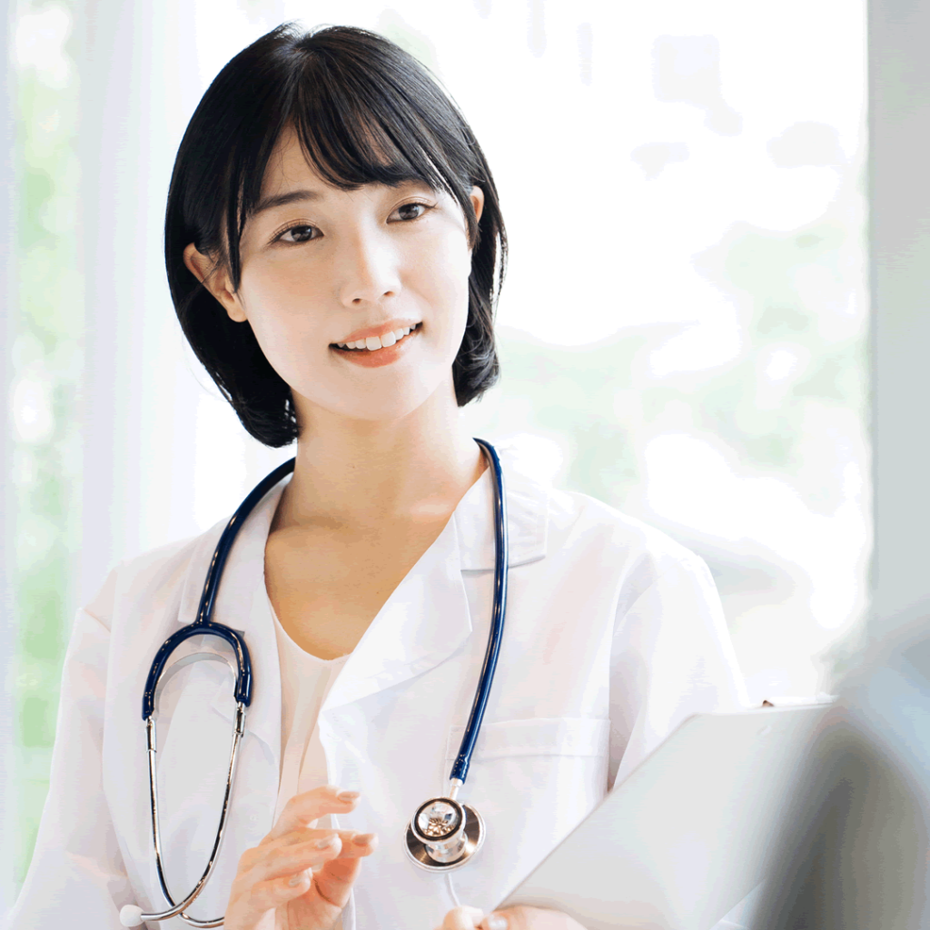 わきが治療は「名医」に相談すべき理由について説明している看護師