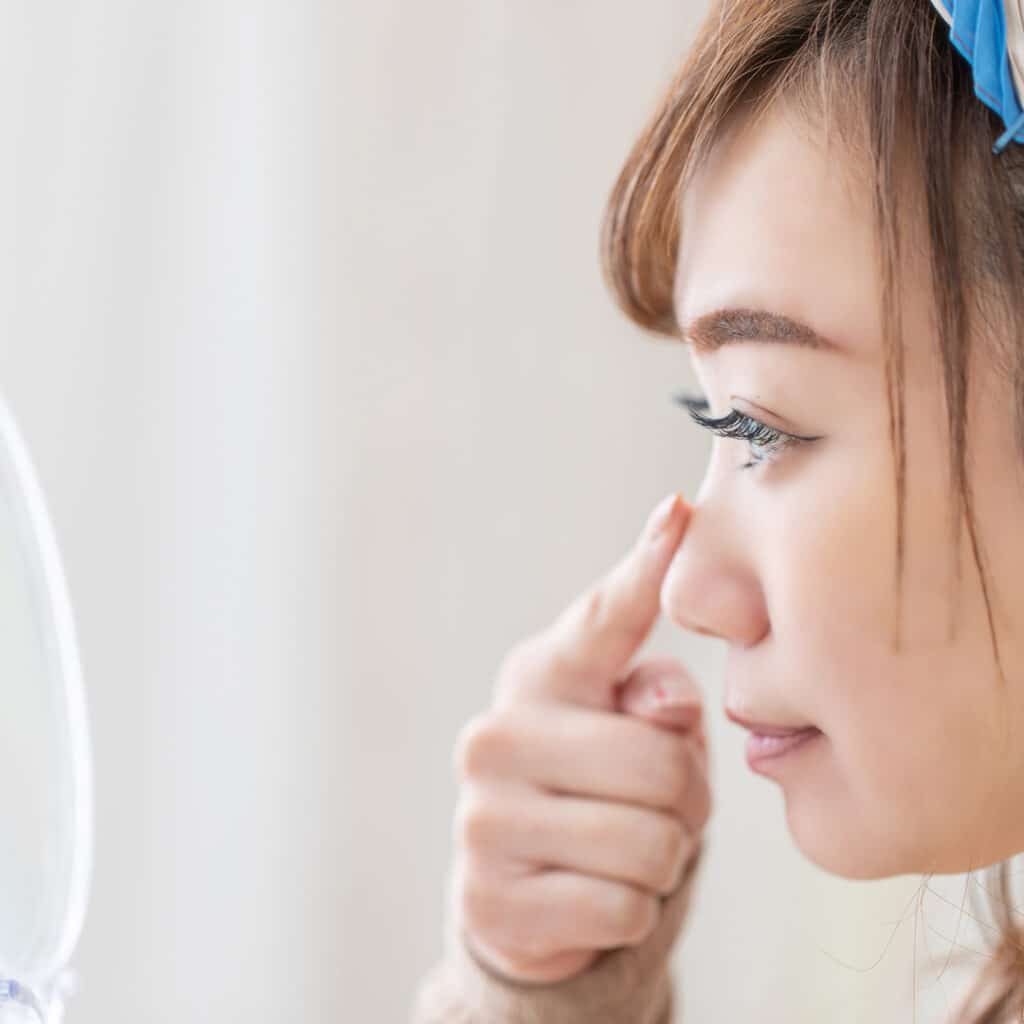 団子鼻に悩んでいる女性