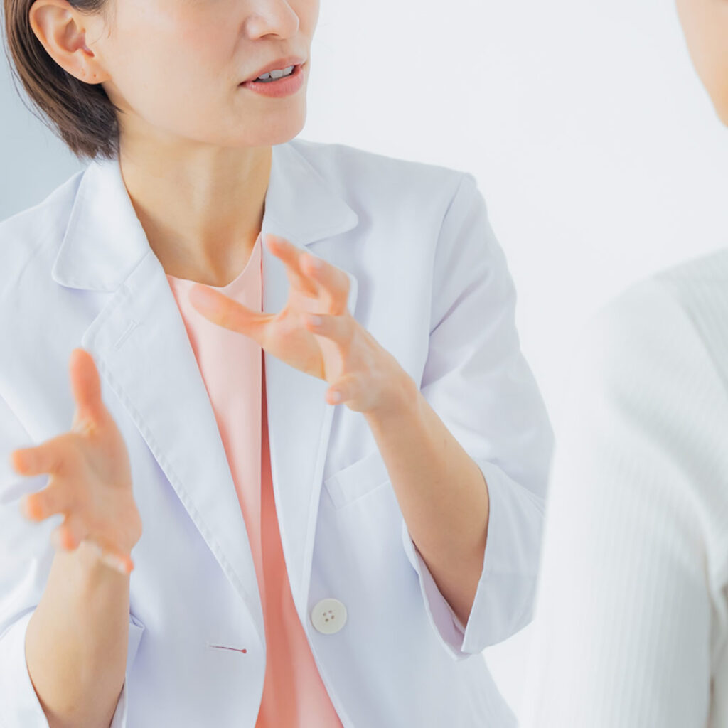 美容皮膚科のカウンセリングをしている様子